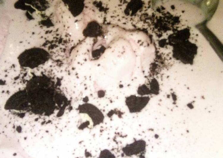 resep masakan Ice cream strawberry oreo lembut.??????