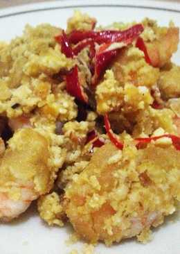 Udang goreng tepung maizena dengan saus telur asin (Cornstarch shrimp with salted egg sauce)