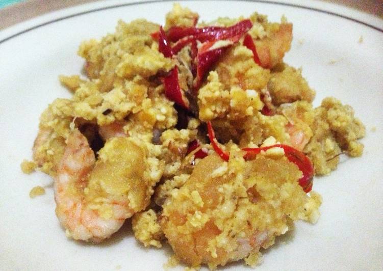 gambar untuk resep Udang goreng tepung maizena dengan saus telur asin (Cornstarch shrimp with salted egg sauce)