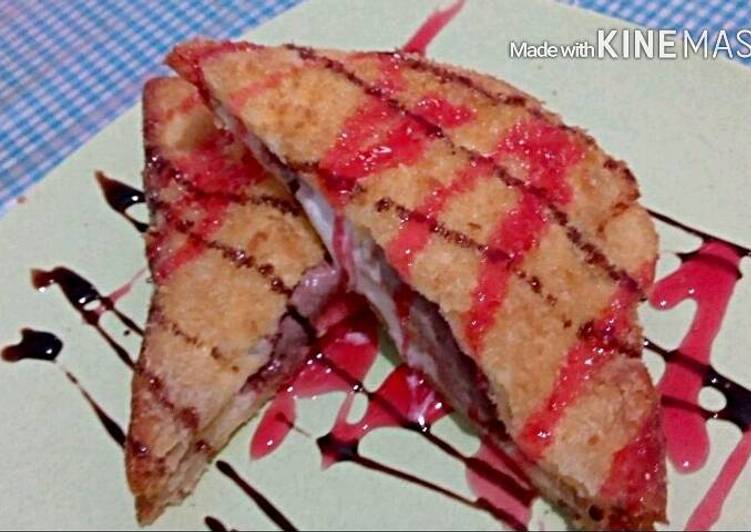 cara membuat Es krim goreng dengan saus coklat dan stroberi