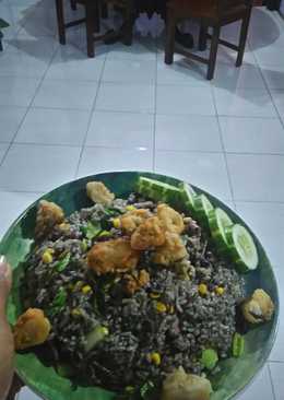 Nasi Goreng Item Cumi