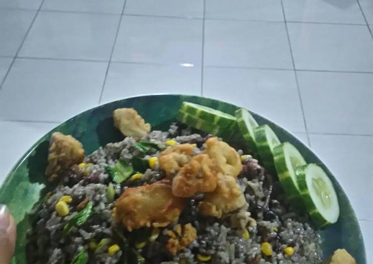 cara membuat Nasi Goreng Item Cumi