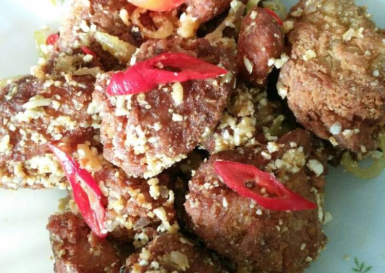 resep Ayam goreng tepung crispy saos telur asin (kesukaan suami) ala cici ap