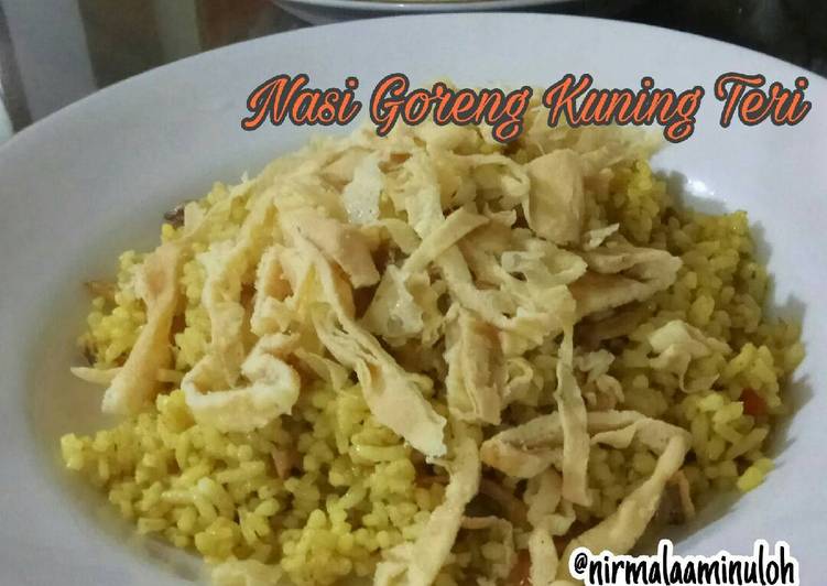 gambar untuk cara membuat Nasi Goreng Kuning Teri