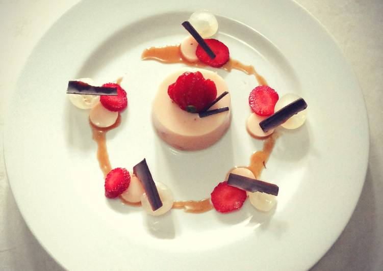 Resep puding strawberry susu dengan saus karamel By hendrick suryanto