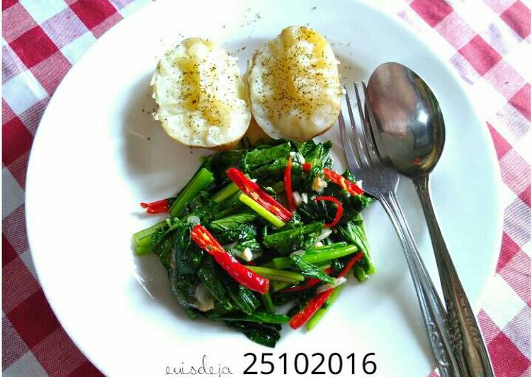 cara membuat Kentang rebus+tumis sawi hijau (GMdiet day 2)