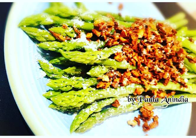Asparagus Rebus Tabur Bawang Putih Tumis dan Keju Parmesan