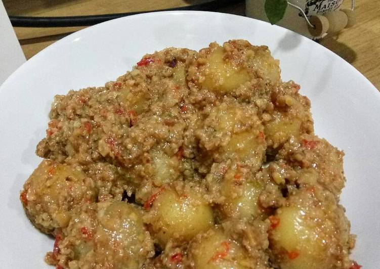 Resep Cilok bumbu kacang isi sosis dan telur puyuh Kiriman dari
Rosyidah Syarifudin Shiddiq