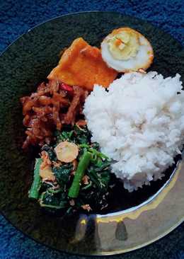 Nasi urap lauk telur pedas#BikinRamadanBerkesan