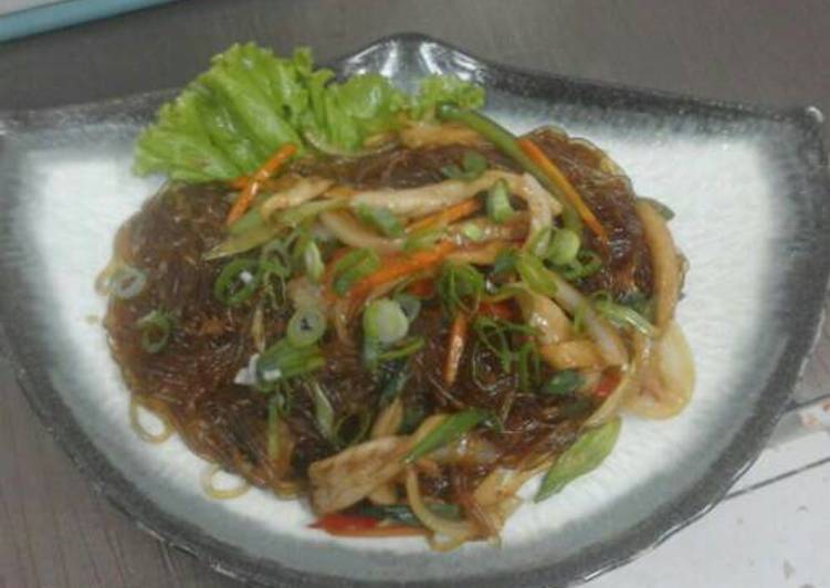 cara membuat Japchae (sweet potato noodles with sauteed beef and vegetables)