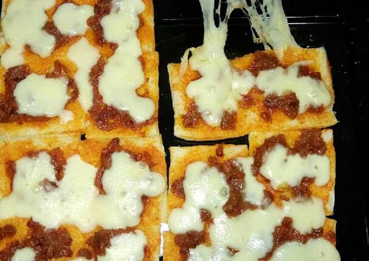 Resep Pizza rumahan with mozarella Dari Revina fiandany erynda