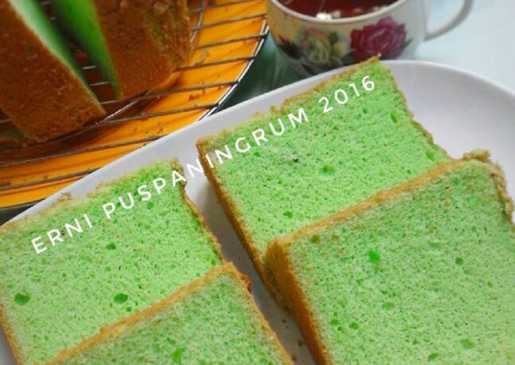 Resep Pandan Chiffon Cake yang Lembuutt Karya Erni Puspaningrum