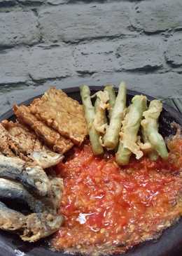 Sambal tomat buncis cryspi, ikan asin dan tempe goreng