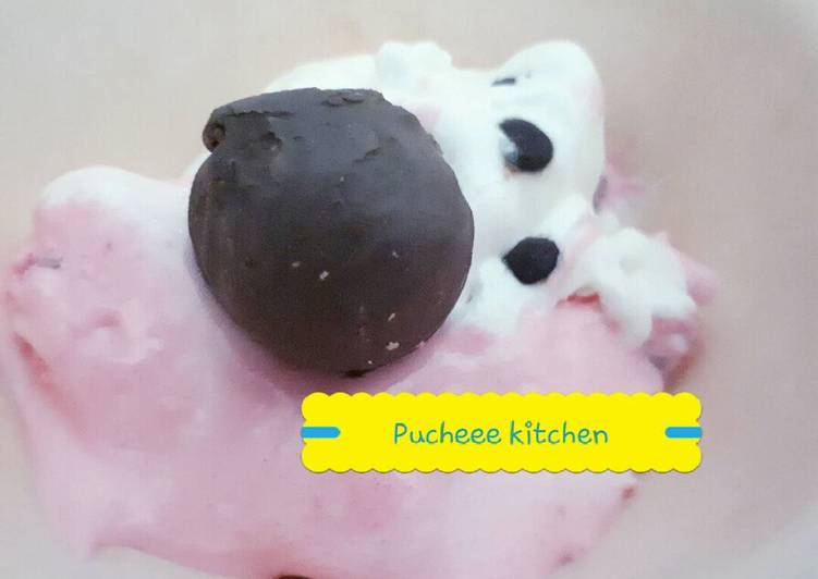 gambar untuk resep makanan Ice cream lembut strawberry dan vanilla kitkat