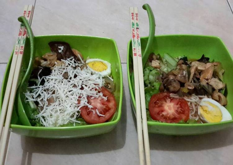 bahan dan cara membuat Mie Ramen Pedas (RirinIkeW)