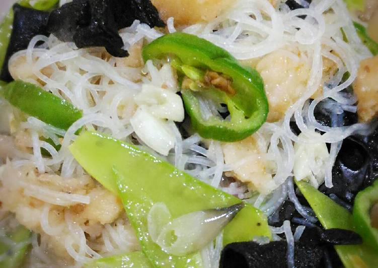 bahan dan cara membuat Tumis bihun dan jamur kuping