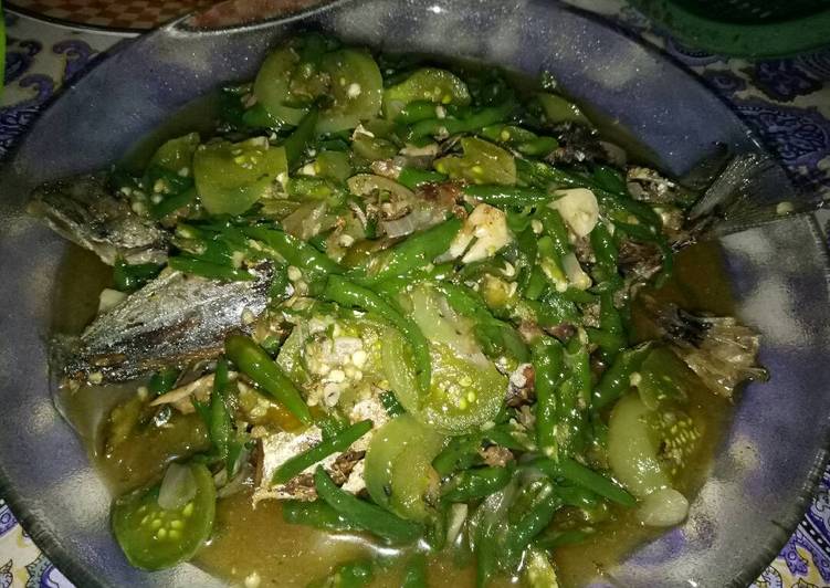 bahan dan cara membuat Ikan cue guyur lombok ijo