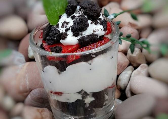 Strawberry oreo parfait
