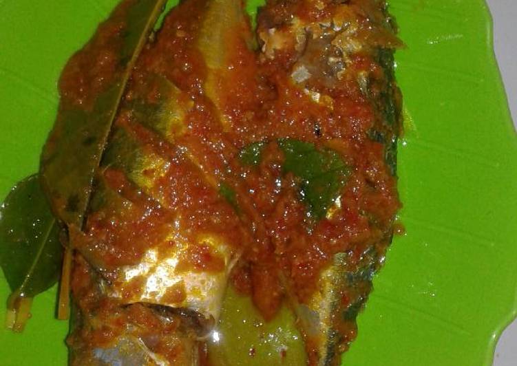 gambar untuk cara membuat Ikan kembung panggang bumbu merah