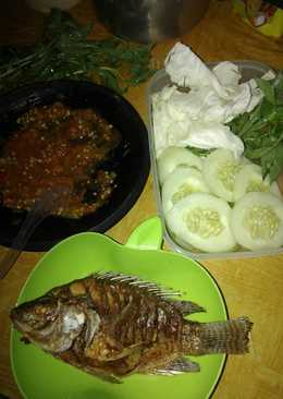 Ikan nila goreng + lalapan (saya biasa nyebut lalapan itu nyampah) ð