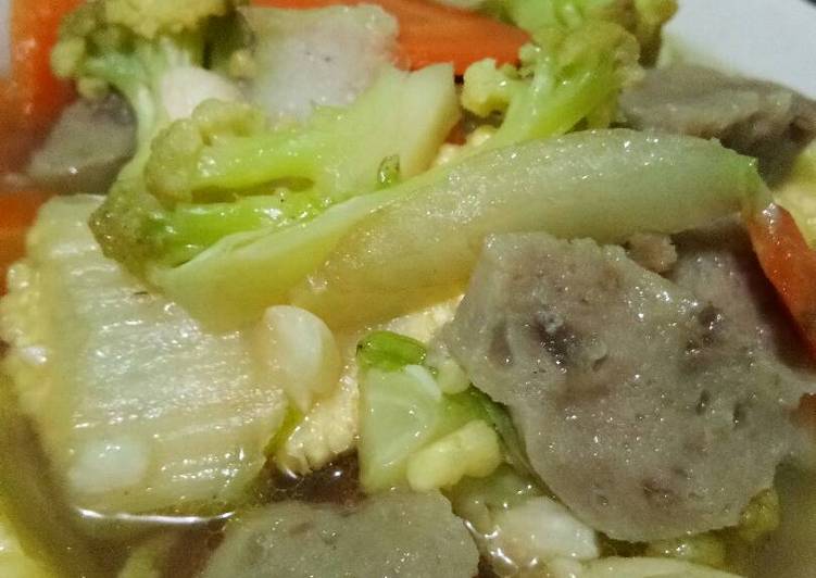 bahan dan cara membuat Tumis sayur campur baso ala aku