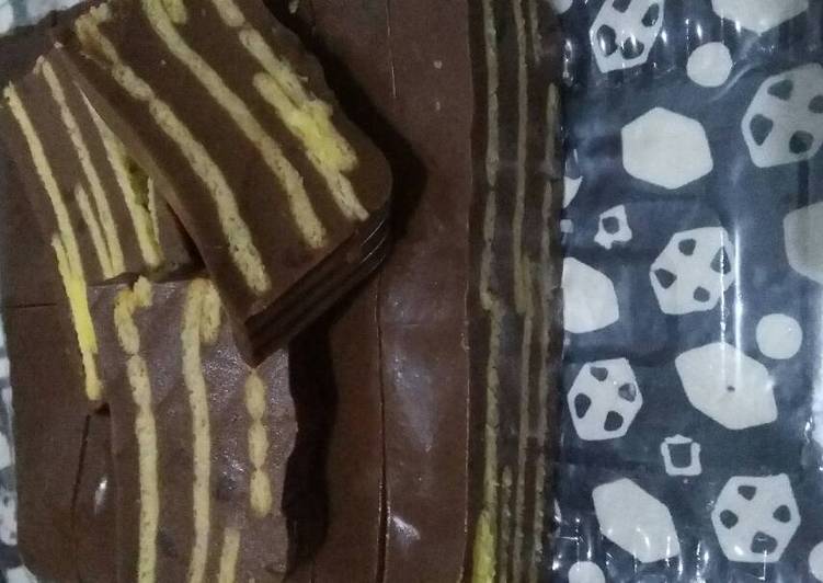 gambar untuk cara membuat Puding Coklat Lapis Biskuit