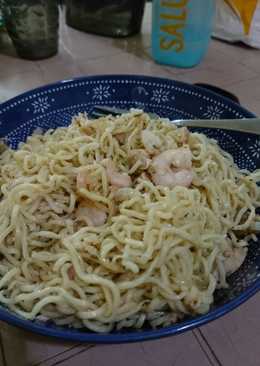 Mie tumis udang tuna