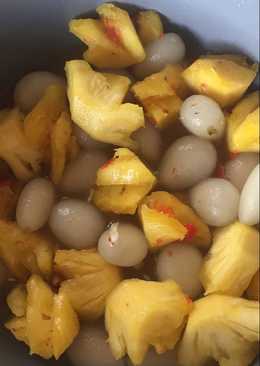 Rujak rambutan nanas