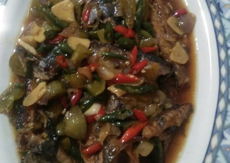 bahan dan cara membuat Pindang tongkol cabe hijau