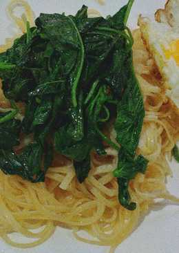 Fettucini aglio olio dengan tumis bayam & telur