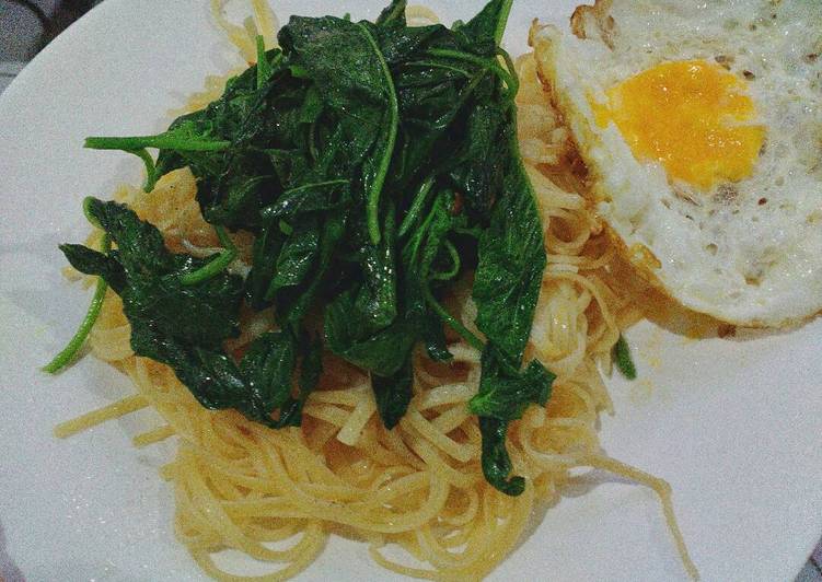 resep masakan Fettucini aglio olio dengan tumis bayam & telur