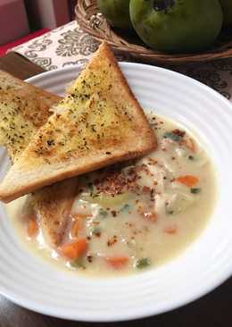 Creamy chicken soup with toast