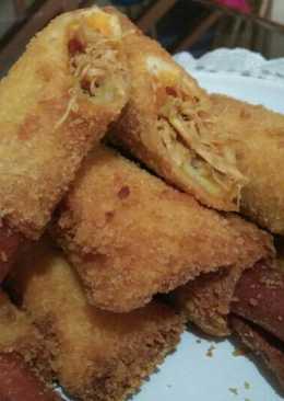 Roti goreng isi sosis dan ayam pedas