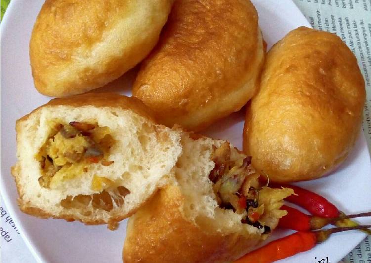 resep makanan Roti Goreng eggless isi ikan pindang suwir (panada)