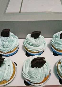 Vanilla shark cupcake