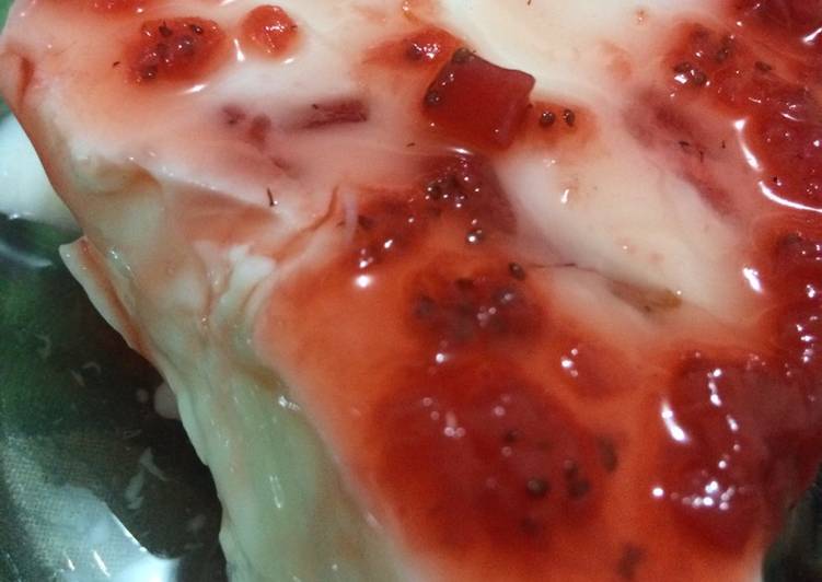 gambar untuk resep makanan Puding Susu Saus Strawberry