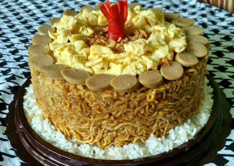 cara membuat Kue ultah indomie goreng