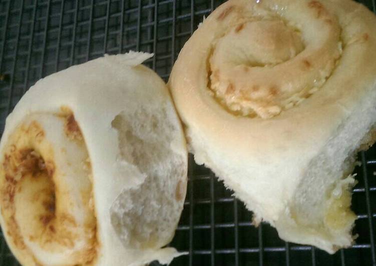 resep Pizza Sauce and Sweet Cheese Roll Buns