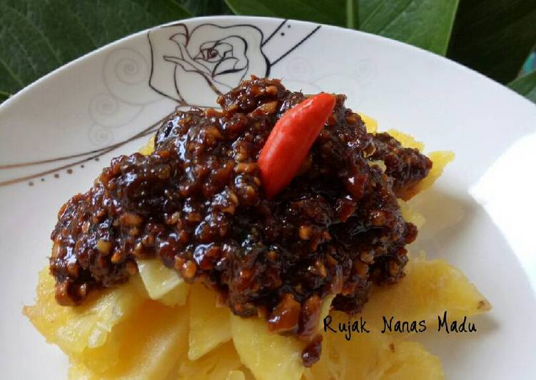 cara membuat Rujak nanas bumbu kacang