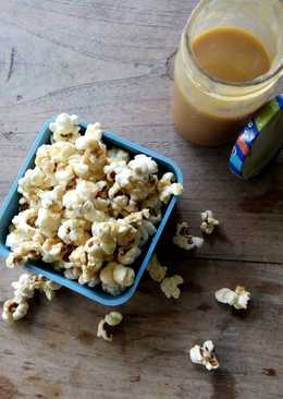 Popcorn with butterscotch sauce