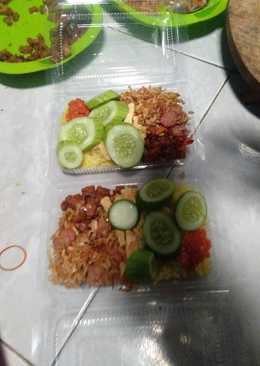 Nasi kuning sederhana mode magicom wadah minimalis.