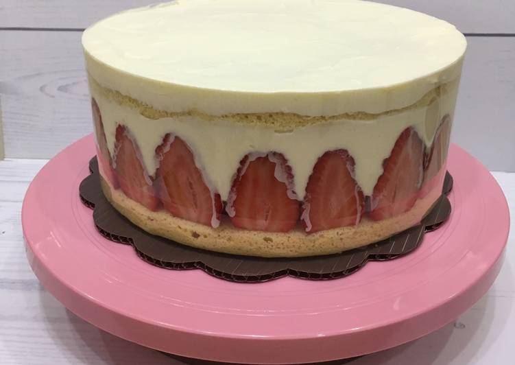 gambar untuk resep makanan Strawberry shortcake keto birthday cake