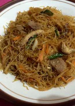 Bihun goreng bakso ayam