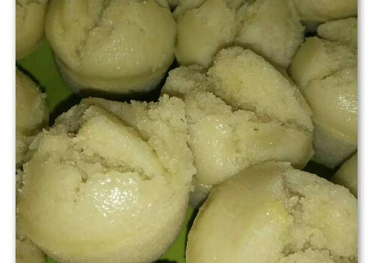 bahan dan cara membuat Kue Mangkok Daun Suji