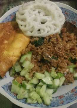 Nasi goreng ikan asin komplit