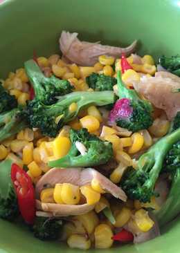 Tumis brokoli hijau, jagung manis dan ayam suwir