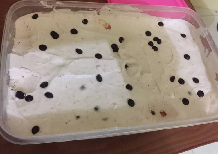 bahan dan cara membuat ice cream strawbery with choco chip