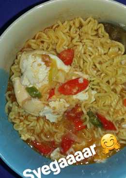 Mie rebus instan kuah pedas