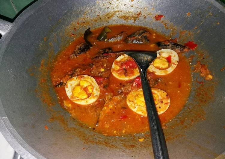 cara membuat Balado tongkol telor rebus??