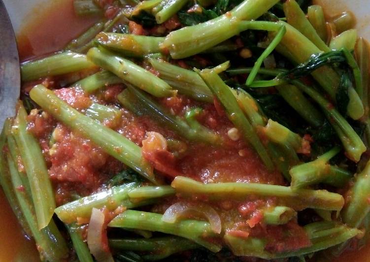 bahan dan cara membuat Kangkung goreng sambal merah